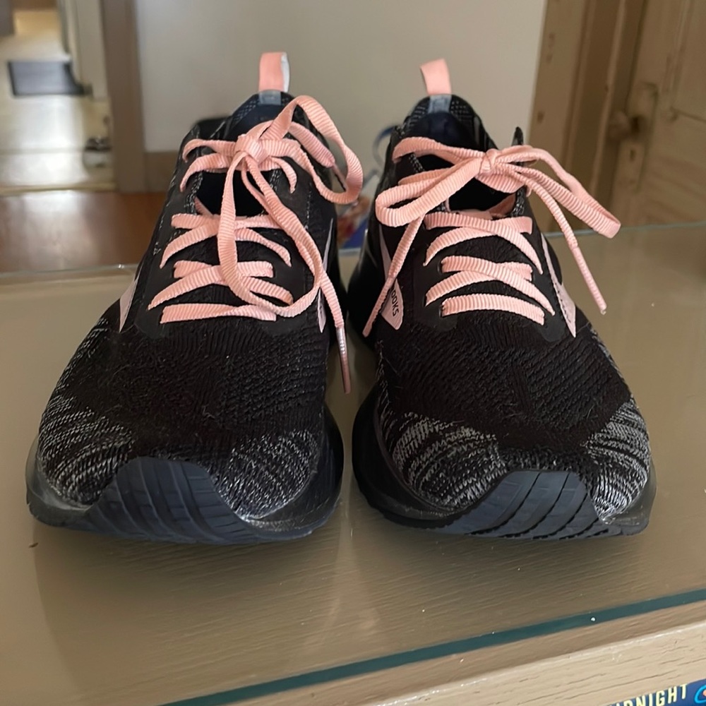 Brooks levitate 4 size 8